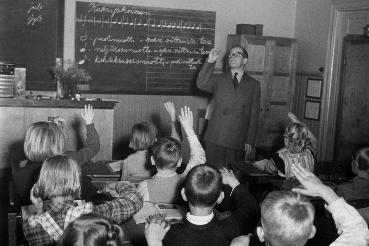 Musiikintunti helsinkiläisessä kansakoulussa 1952. Kuva: Helsingin kaupunginmuseo.