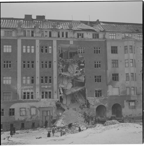 Talo pommituksen jälkeen 1944