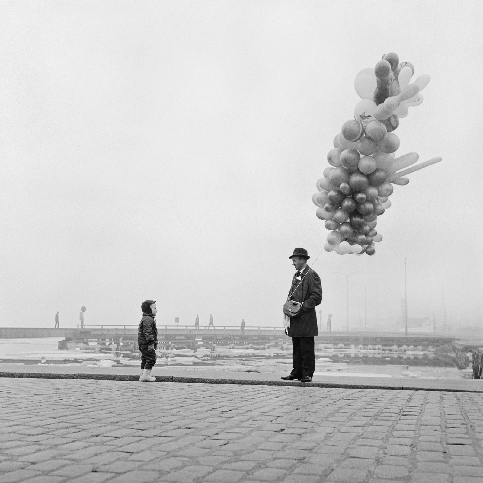 Kauppatori 1964, mies, ilmapallot ja lapsi