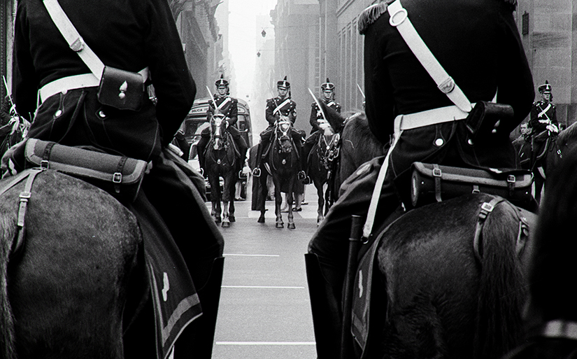 Mustavalkokuvassa ratsastajia hevosten selässä Buenos Airesissa vuonna 1968.