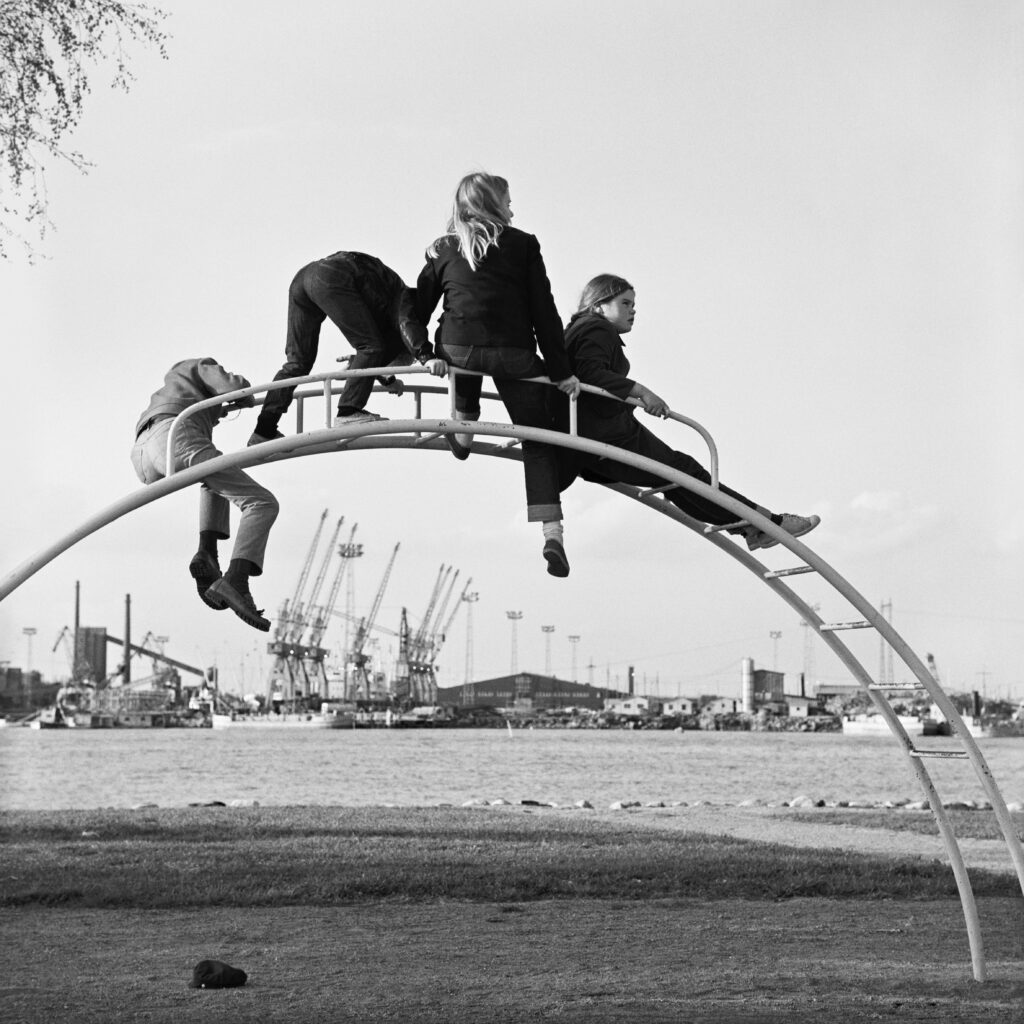 Lapsia kiipeilytelineellä Tervasaaressa, 1969.