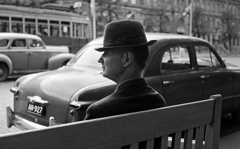 Mies seuraa Mannerheimintien liikennettä Helsingin olympialaisten aikaan 1952. Kuva: Volker von Bonin / Helsingin kaupunginmuseo.