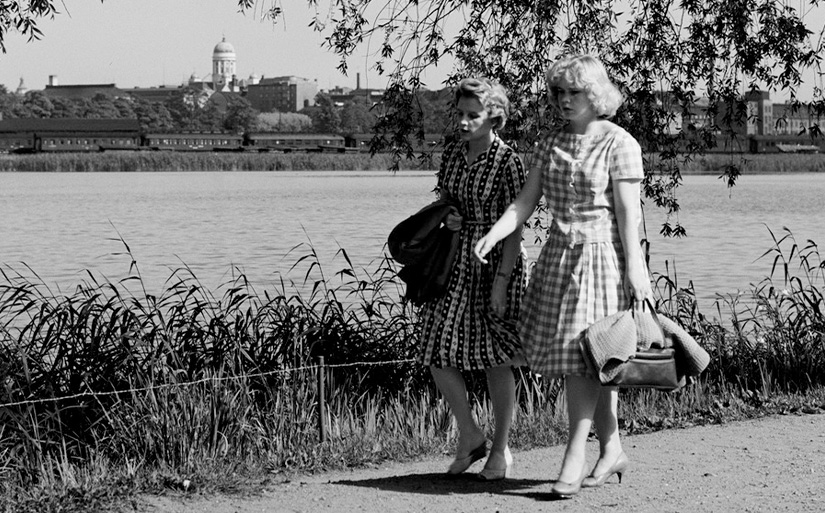Nuoret naiset kävelemässä Töölönlahden rannalla. Ruudullinen leninki on ns. Brigitte Bardot -puku.