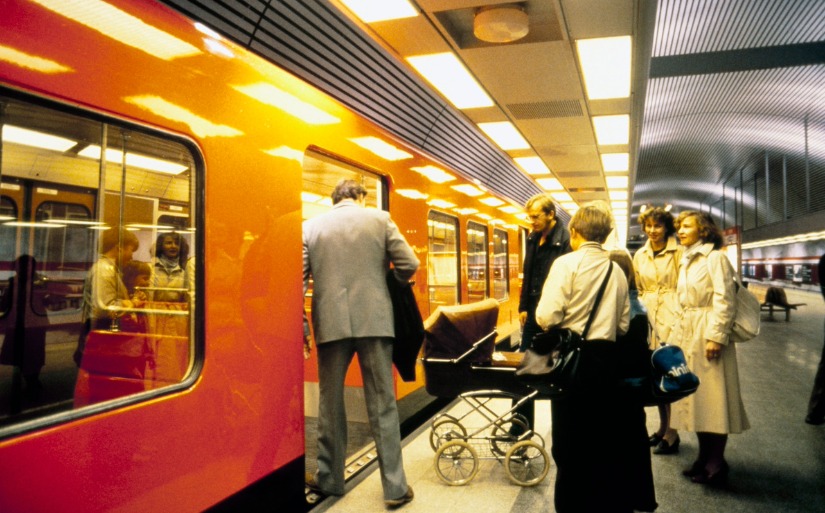 Matkustajia astumassa metroon Hakaniemen metroasemalla 1980-luvulla.