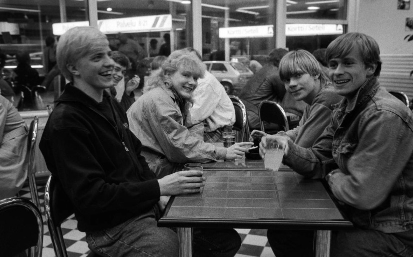 Nuoria yökahvilassa vuonna 1986.