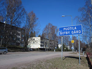 Rusthollarintien eteläisempi pää. Kuvan kerrostalot ovat Rusthollinpolku 2 ja 1.