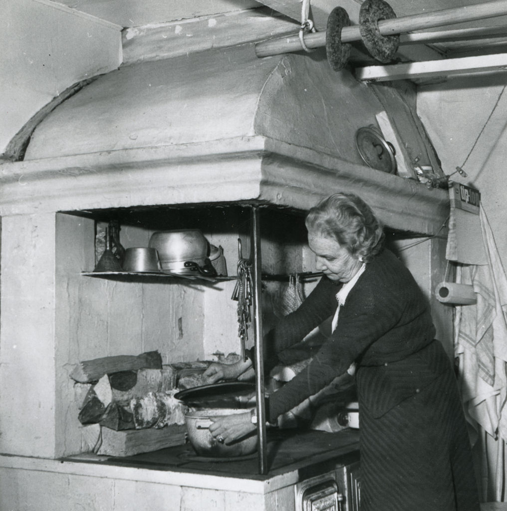 Martta Boyer Ruiskumestarin talon keittiössä. Kuva: Teatterimuseo