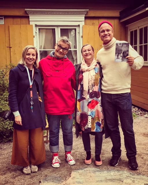 Erika Heikinheimo, Annu Savolainen, Liisa Isomaa ja Jarkko Laaksonen Krunikan kortteleissa -näyttelyn avajaisissa 16.9.2020.