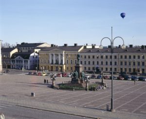 Värillinen kuva Senaatintorista 1980-luvulla, kuvattu kirkon rappusilta Kauppatorille päin.