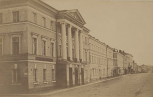 Seepianvärinen kuva Senaatintorin etelälaidan rakennuksista 1800-luvulla