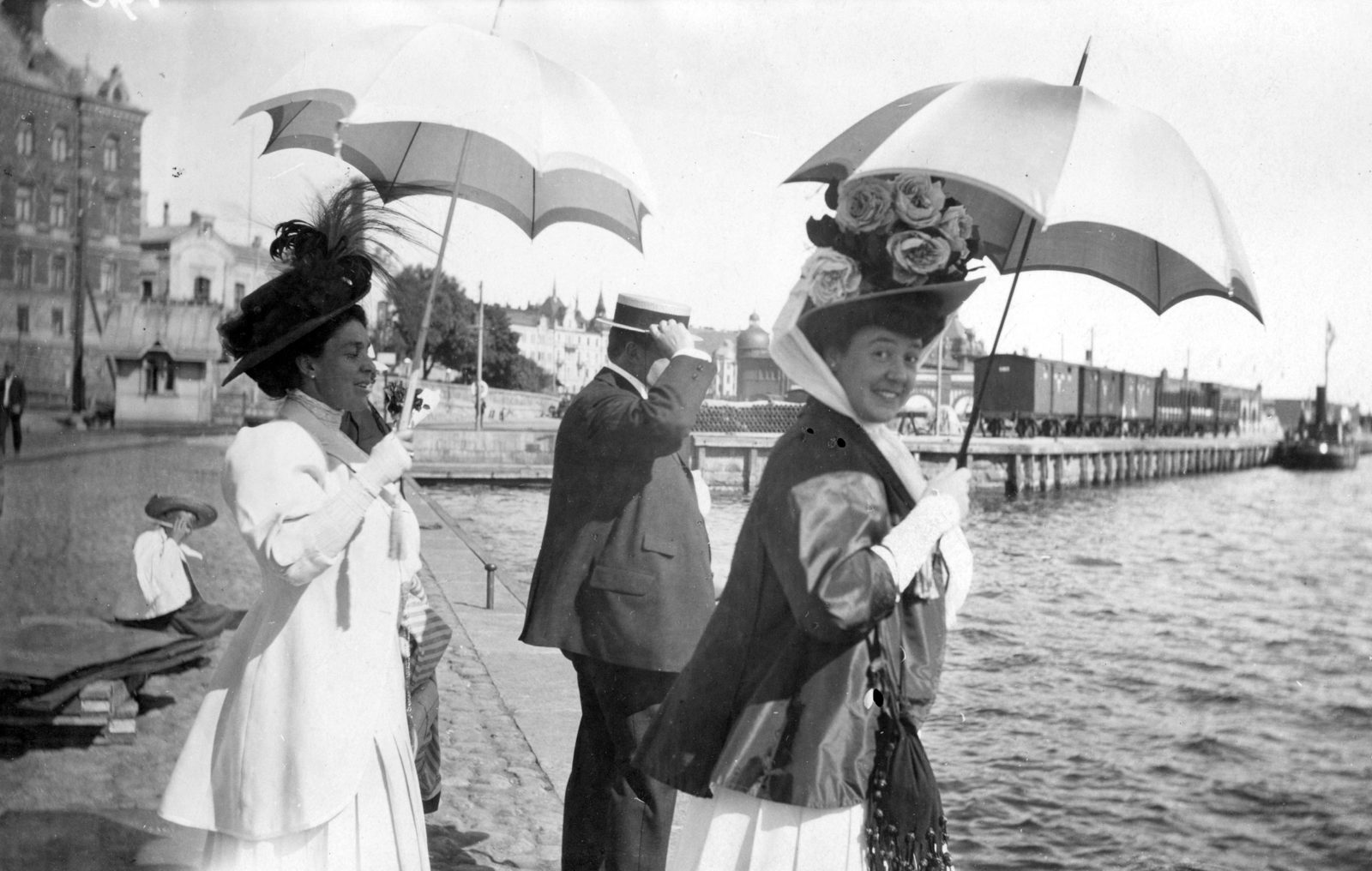 1910 . Rouva Berta Fazer, konsuli Frans Stockmann ja rouva Edit Stockmann Eteläsatamassa Linnanlaiturilla.