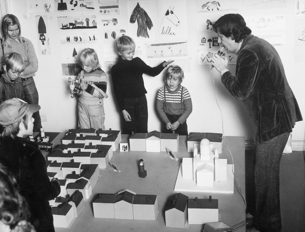 Museonjohtaja Jarno Peltonen ja lapsia Hakasalmen huvilassa 1973.