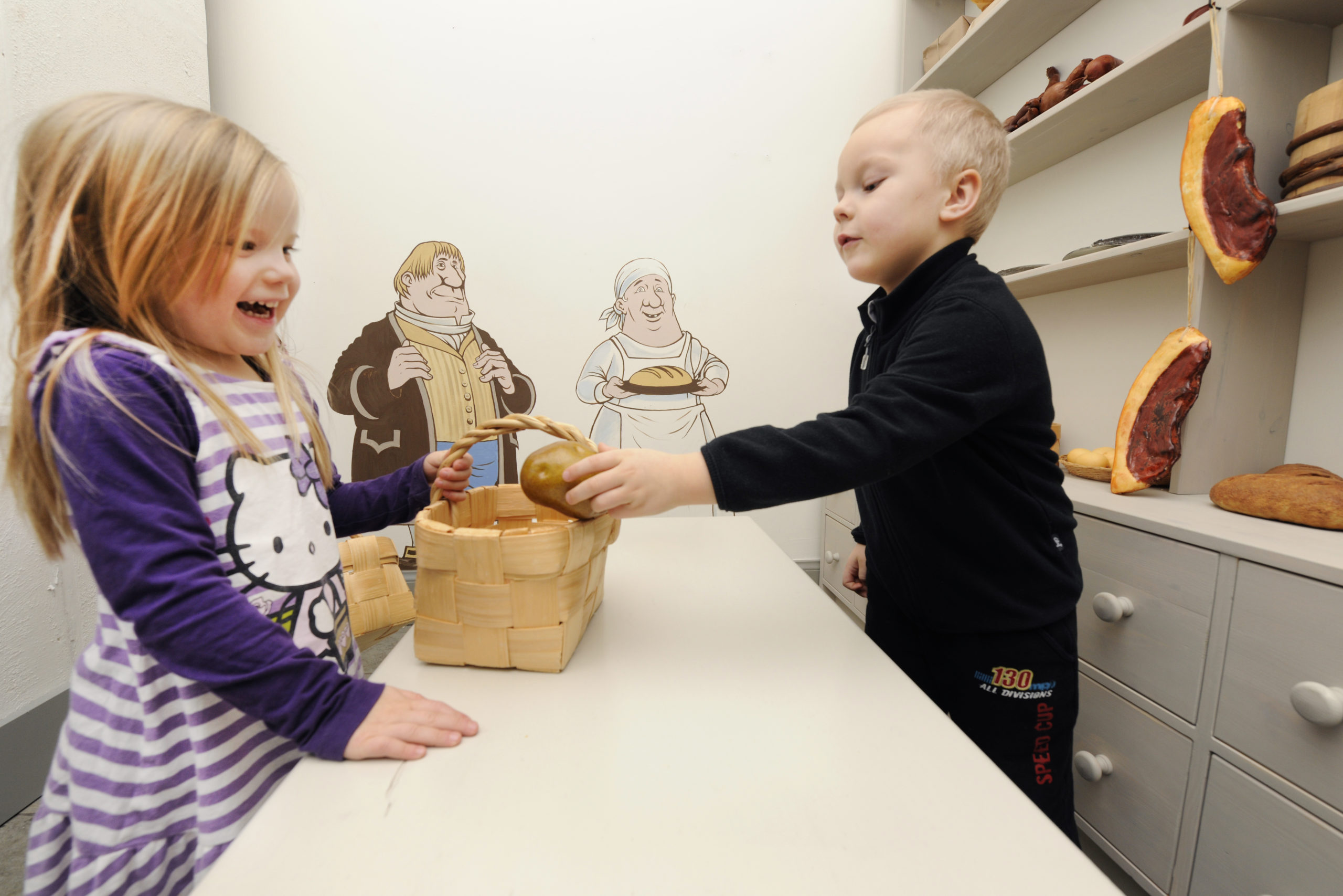 Lapset leikkivät kaupunginmuseon 1700-luvun henkisessä puodissa.