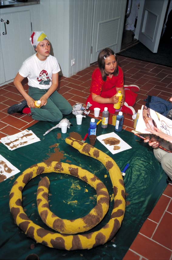 Lapsia ja askarreltu käärme Lastenmuseon kesäkurssilla vuonna 2004.